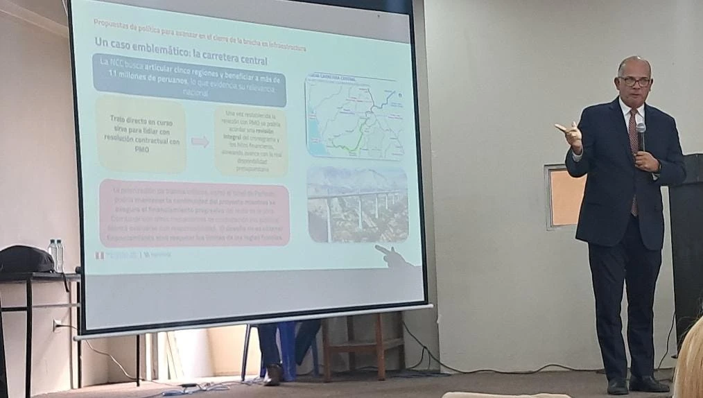 Castilla critica gasto en aviones y exige Carretera Central