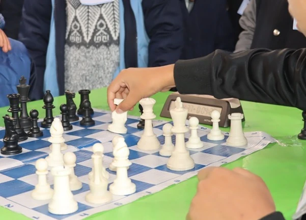 Niño con discapacidad visual conmueve en ajedrez