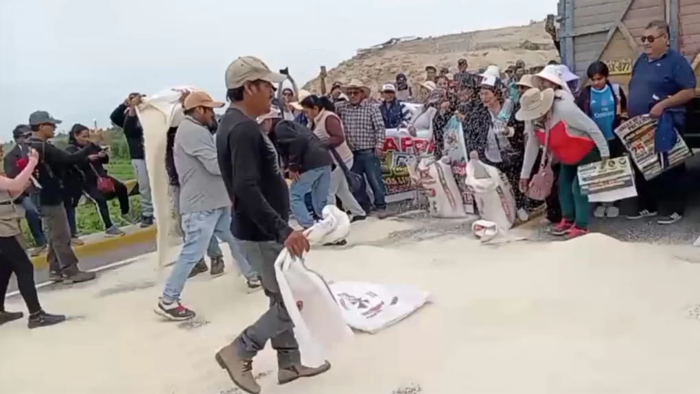 Agricultores de Arequipa protestan arrojando sacos de arroz a la carretera por exceso de importaciones