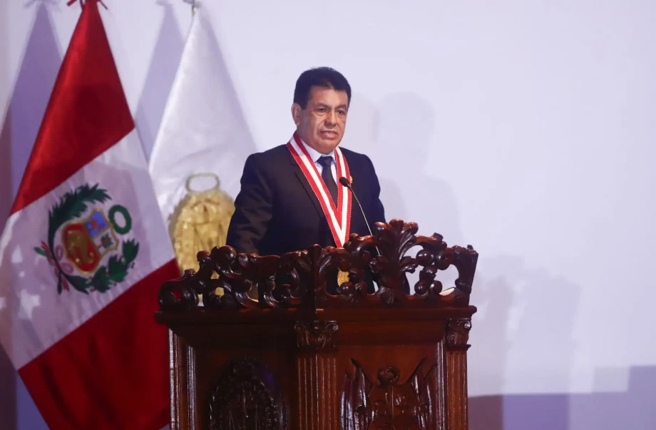 Fiscal de la Nación admite crisis de confianza y propone reforma