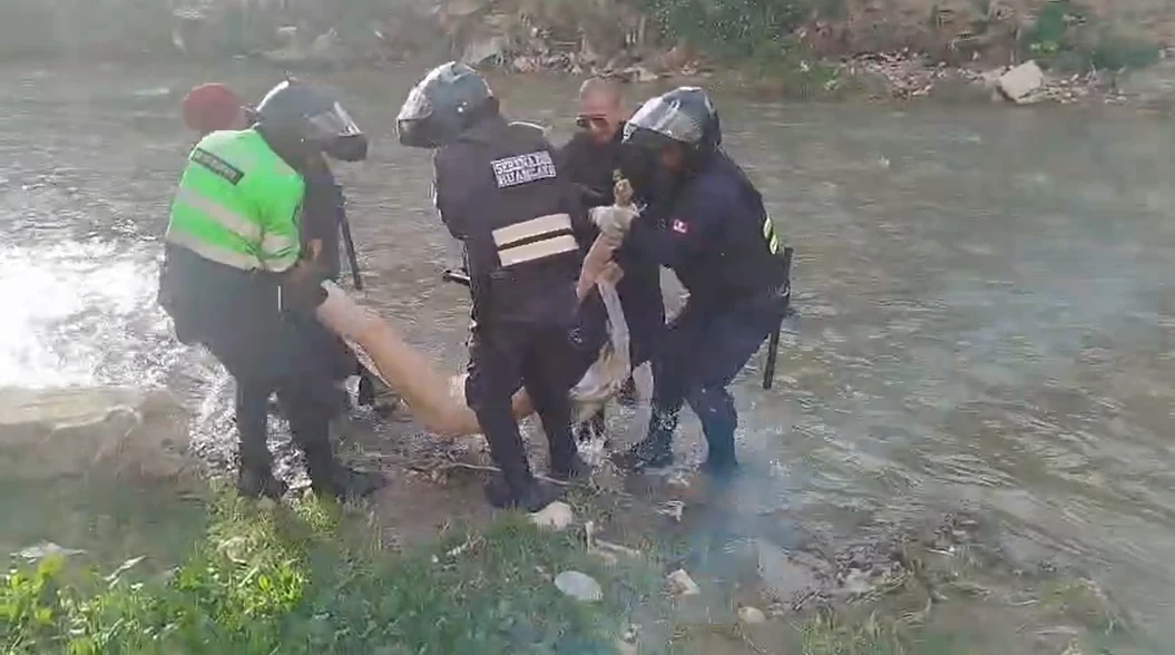 Adulto mayor hallado muerto en río tras caída