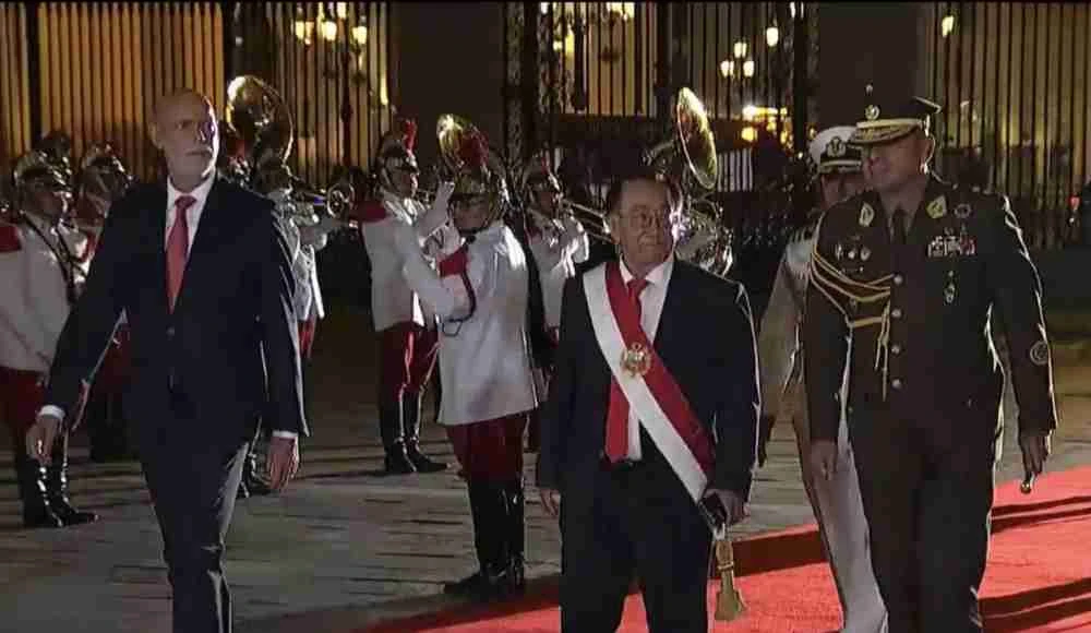 Balcázar llega a Palacio y recibe honores