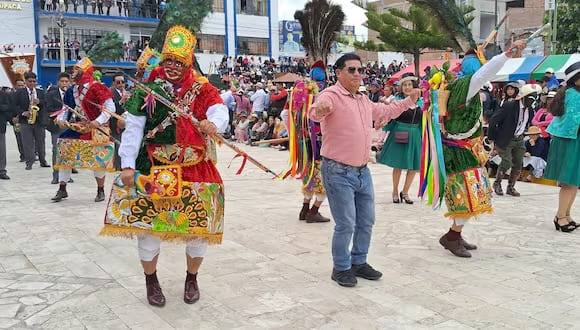 Miles disfrutan con la danza guerrera de los shapish en Chupaca